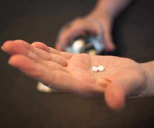 12 Signs Someone is Addicted to Pain Pills